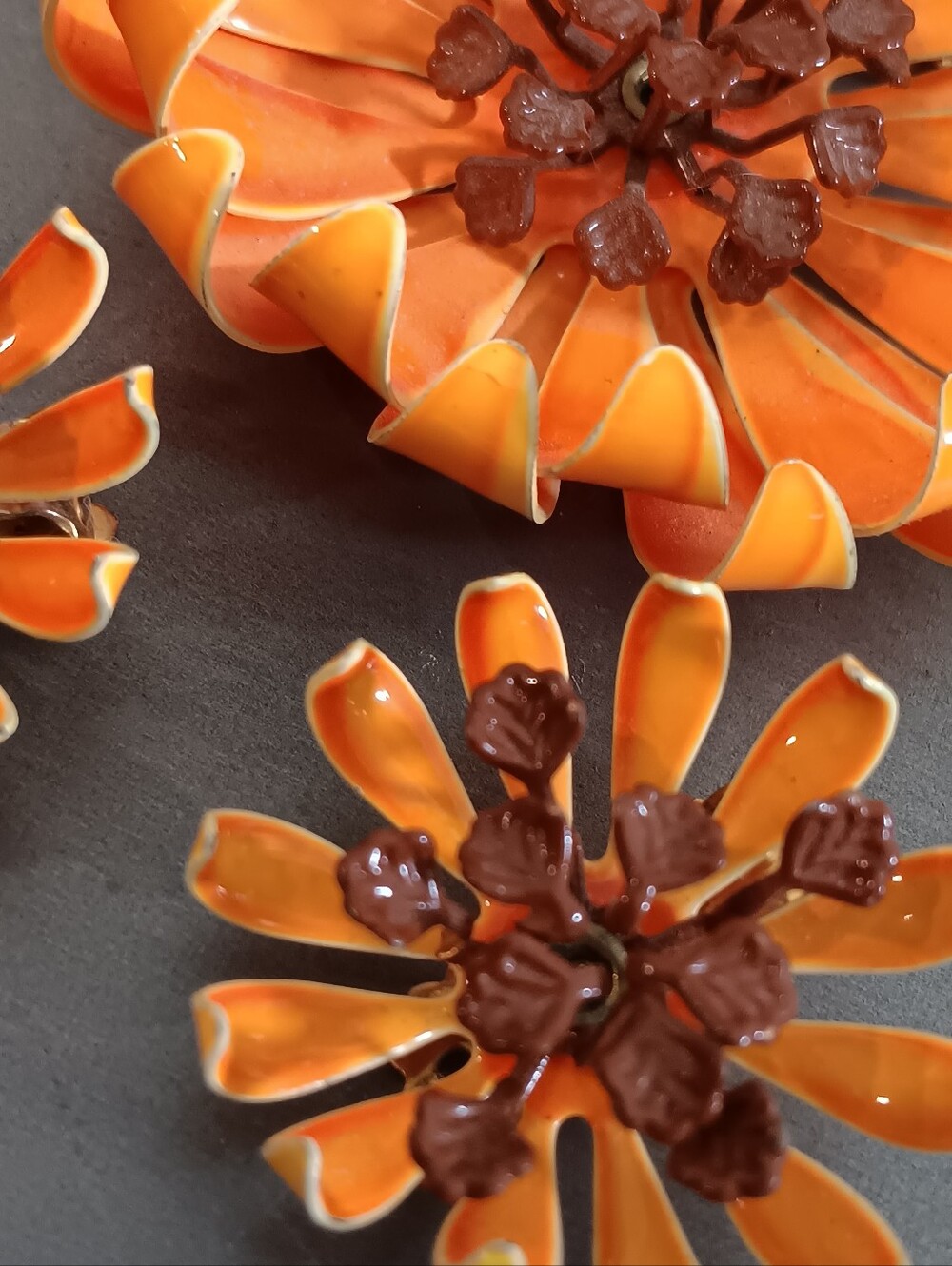 Flower Power brooch & clip earrings orange (set)